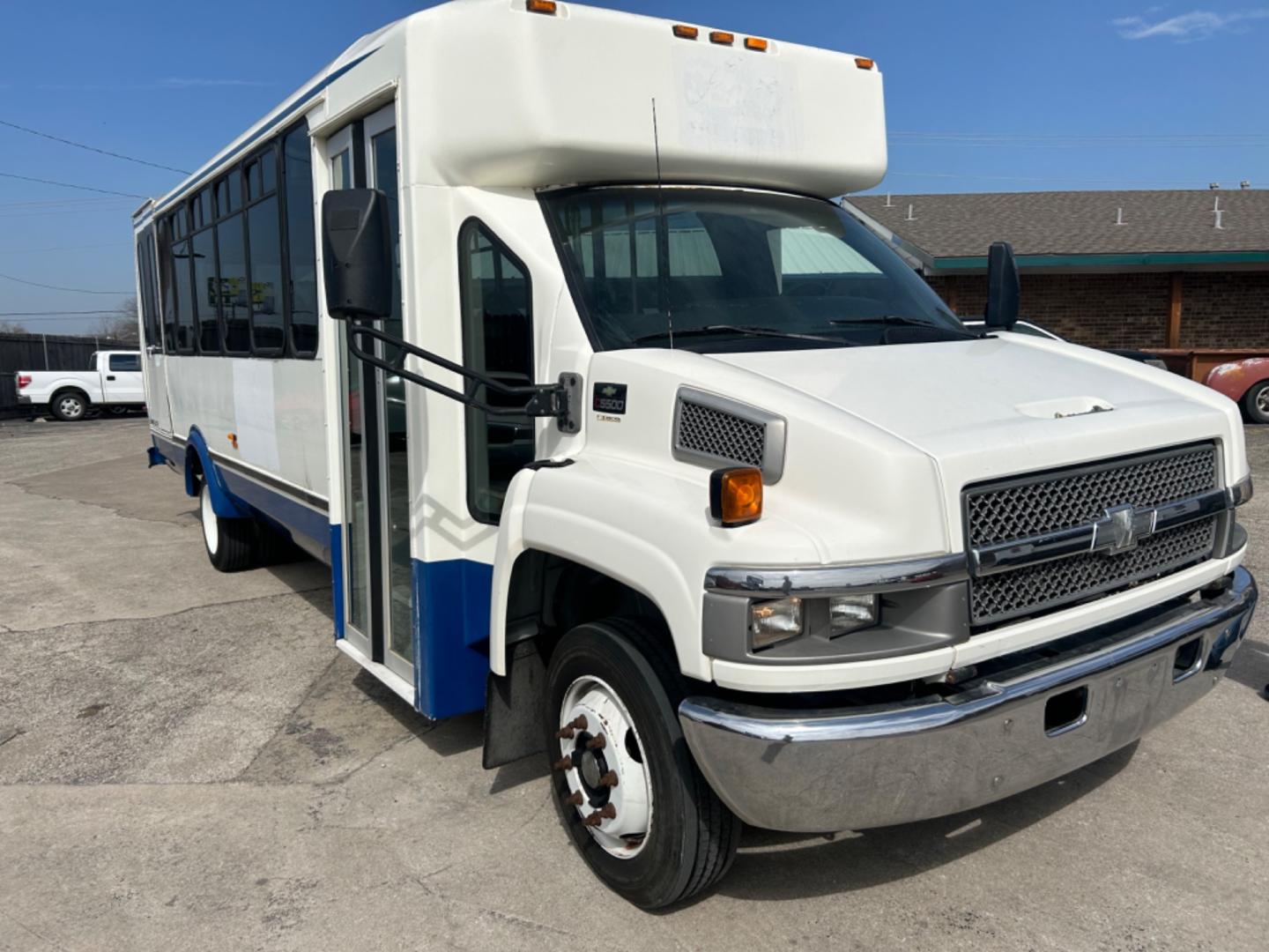 2006 White Chevrolet C5V042 (1GBE5V1G96F) , located at 1687 Business 35 S, New Braunfels, TX, 78130, (830) 625-7159, 29.655487, -98.051491 - Photo#2